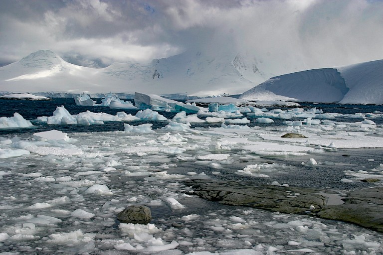 Baai vol met ijs bij Jougla Point.