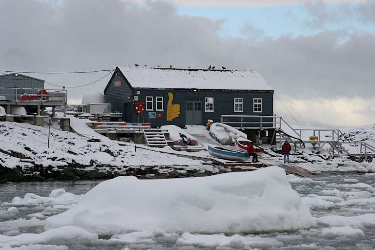 Het Oekraïense station Vernadski na een sneeuwbui.