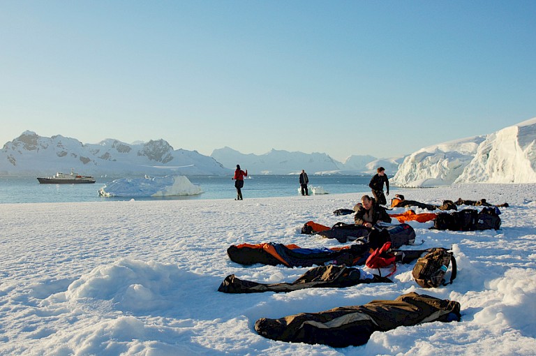 Nachtje in een superwarme slaapzak in de open lucht op Antarctica.