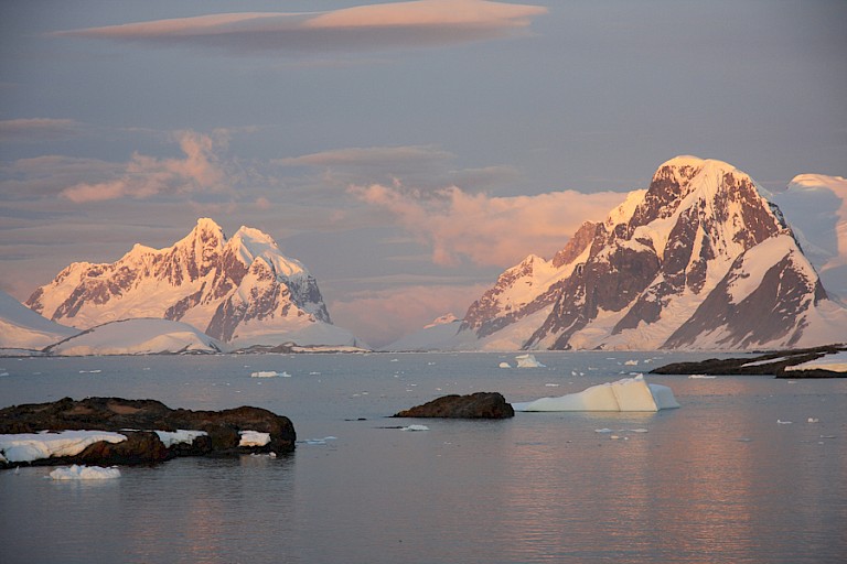 Lemairekanaal bij avondlicht.