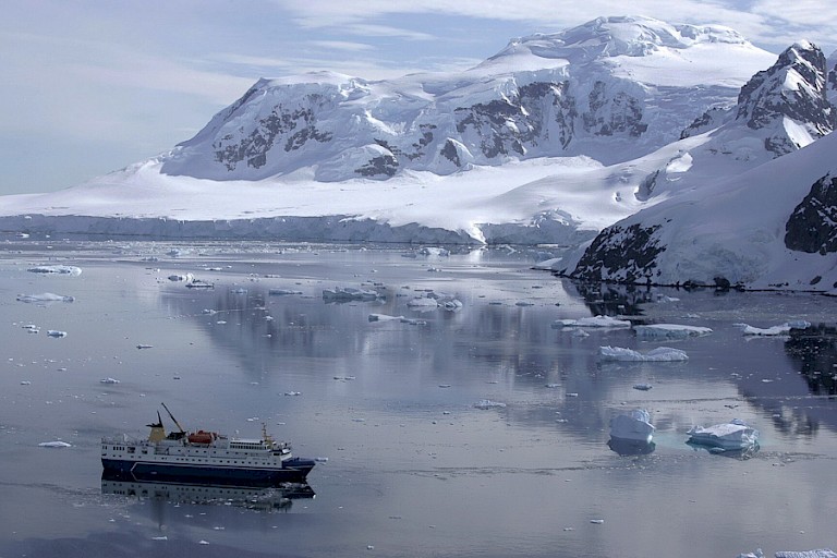 De Ocean Nova varend bij het Antarctisch Schiereiland.