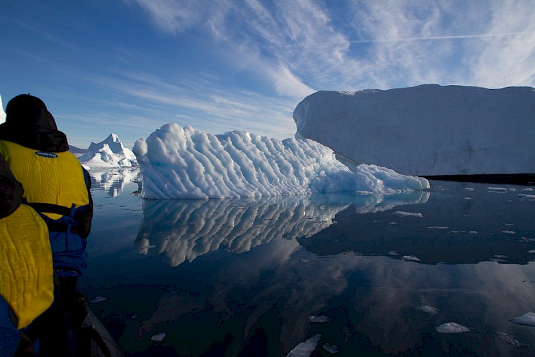 Met de zodiac langs de enorme ijsbergen.