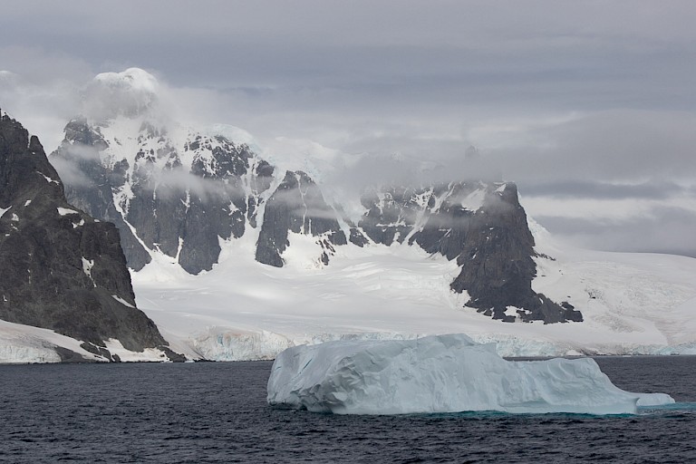 Het indrukwekkende berglandschap langs de vaarwegen bij het Antarctisch Schiereiland.
