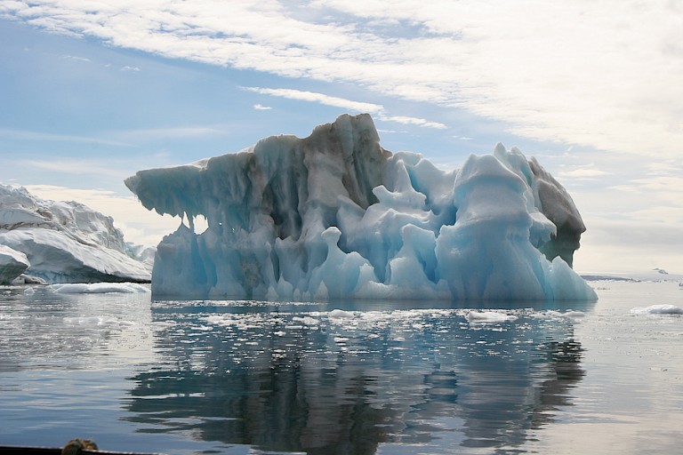 IJsbergen worden door water, weer en wind geslepen tot bijzondere kunstwerken.