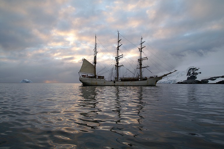 De bark Europa voor anker voor de nacht.
