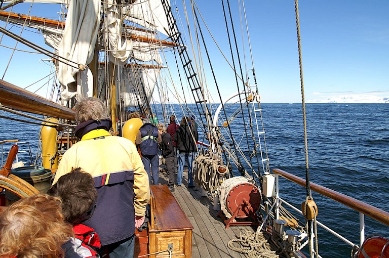 Langzaam verschijnen de contouren van de South Shetlandeilanden aan de horizon.