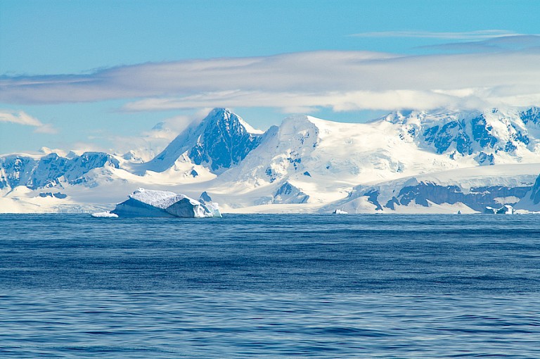 Het immense berglandschap langs de vaarwegen.