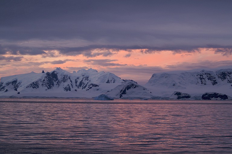Zonsondergang op Antarctica.