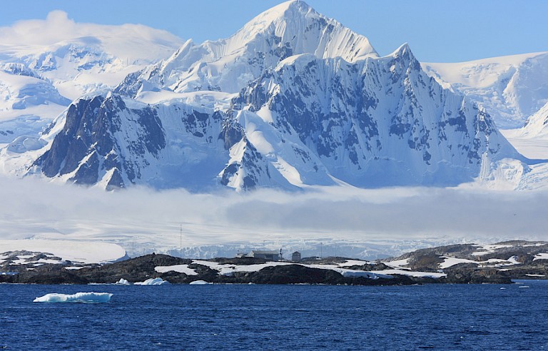 Het station Vernadskiy valt weg in het immense landschap.