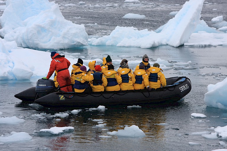 Zodiactocht tussen de ijsbergjes door.