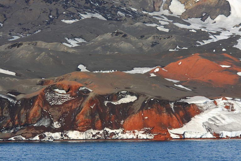 Kleurrijke afzettingen in Deception