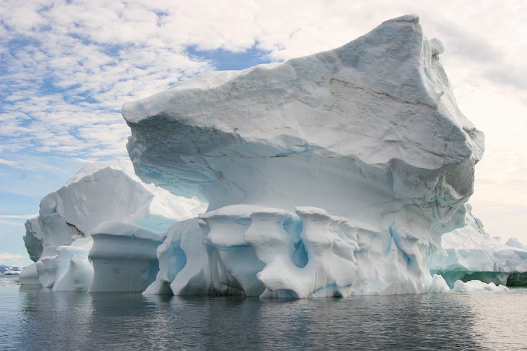 IJsberg door water, weer en wind geslepen tot een bijzondere vorm.
