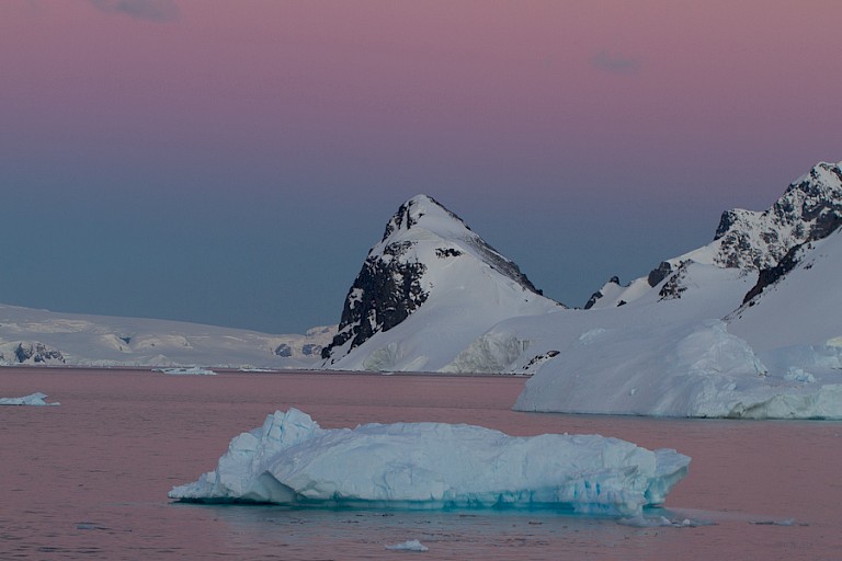 Zonsondergang (begin december) Antarctisch Schiereiland).