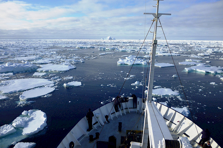 De Spirit of Enderby in het pakijs van de Rosszee (Antarctica).