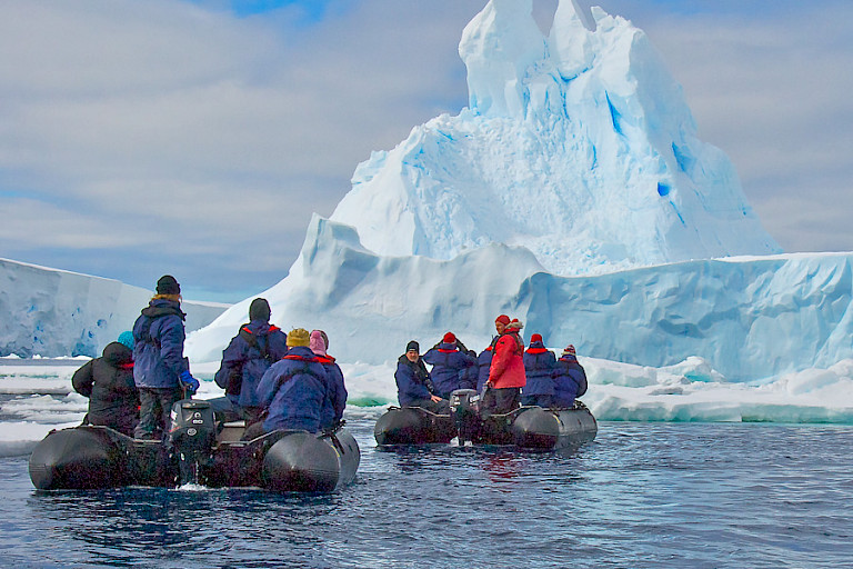 Zodiacexcursie langs de ijsbergen in de Rosszee.