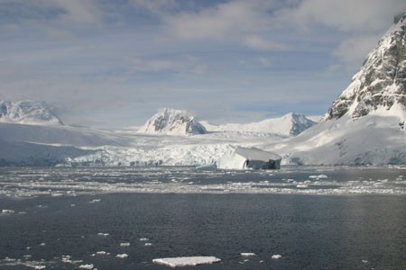 Het wijdse landschap van Antarctica. Zeilen van Ushuaia naar Kaapstad met de bark Europa.