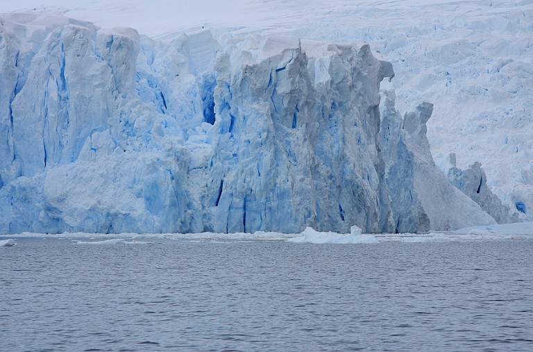 Het grillige front van een van de vele gletsjers.