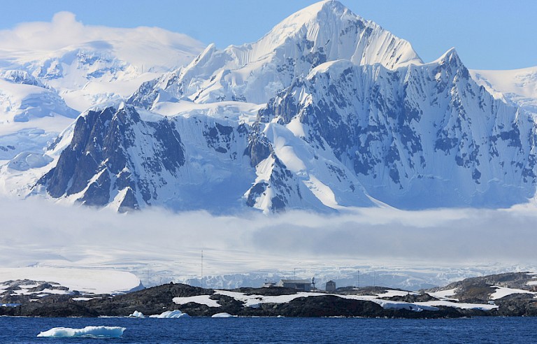 Het ruige berglandschap in de Bellinghausenzee
