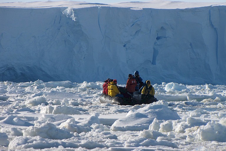 Tocht per zodiac langs de enorme ijsplateaus in de Rosszee.