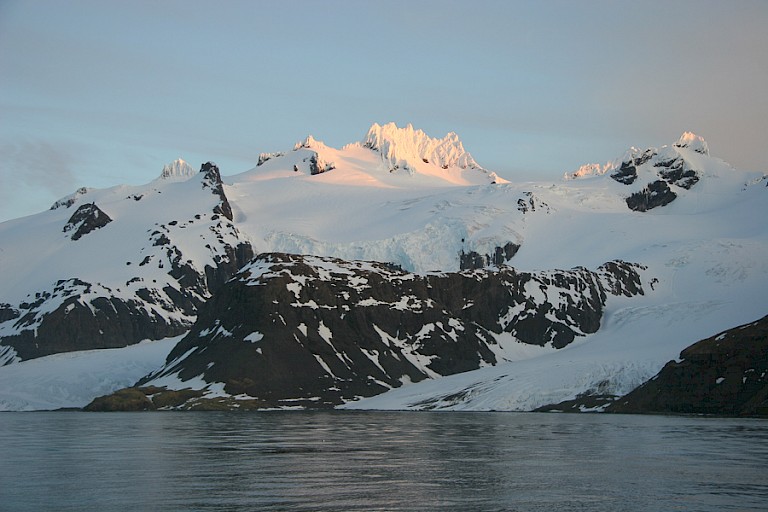 Ondergaande zon in Kong Hakon Bay.