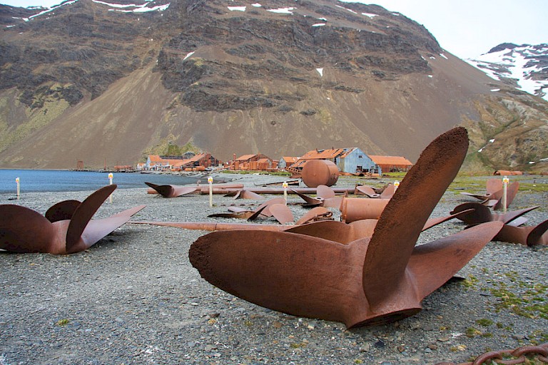 Overblijfselen van de walvisverwerkingsfabriek bij Stromness.