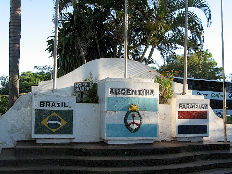 Het drielandenpunt bij de watervallen. Iguazú, Argentinië.