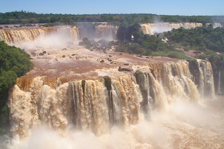 Uitzicht vanaf de Braziliaanse zijde. De watervallen zijn in regentijd bruin gekleurd.