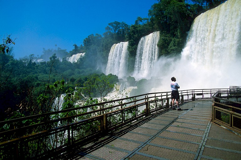 Een van de paden langs de watervallen. Iguazú NP, Argentinië.