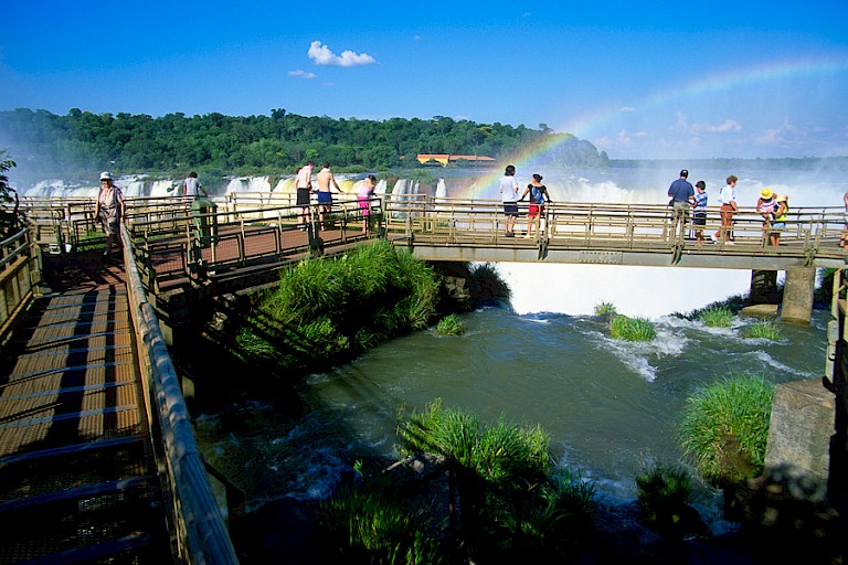 De paden boven de kloof. Iguazú, Argentinië