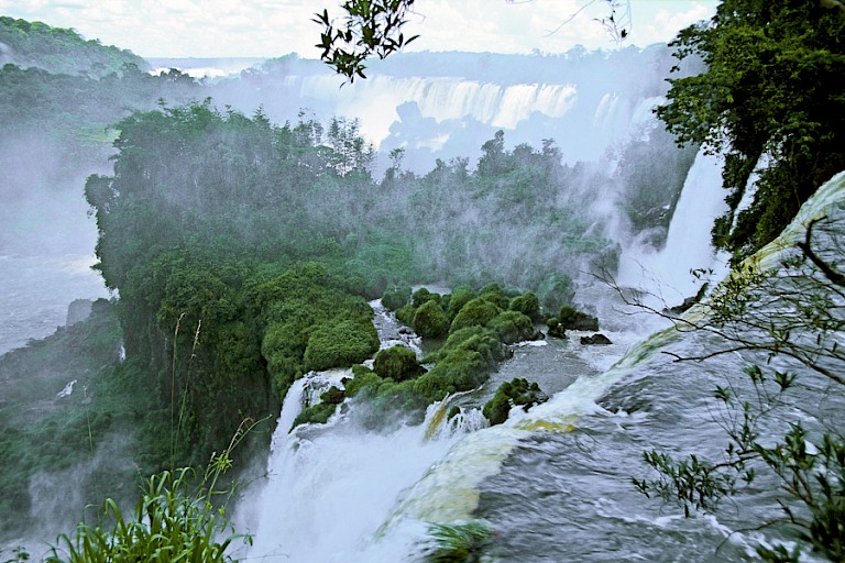 Een doorkijkje vanaf het wandelpad. Iguazú, Argentinië.