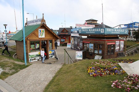 Winkeltjes met souvenirs en om excursies te boeken in Ushuaia, Argentinië.